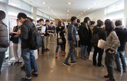 各研究室の展示パネルを見ながら先輩学生の説明を聞く参加者