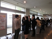 先輩学生から研究等の話を聞く参加者
