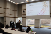 講演する西川技術職員