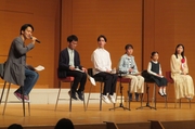 吉田さん（左端）の進行によるトークセッション。 右奥に横山由依さん