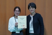 山口紗音さん（奈良工業高等専門学校本科２年生）（左） 教員メンターの井上美智子教授と