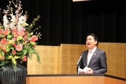 祝辞を述べる小紫生駒市長  
