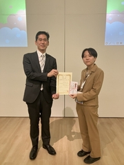 千秋奏美さん（奈良女子大学付属高等学校２年生）（右） 電子情報通信学会　若手会員活性化　WG　眞田幸俊委員長と