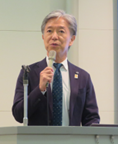 基調講演を行う塩﨑学長